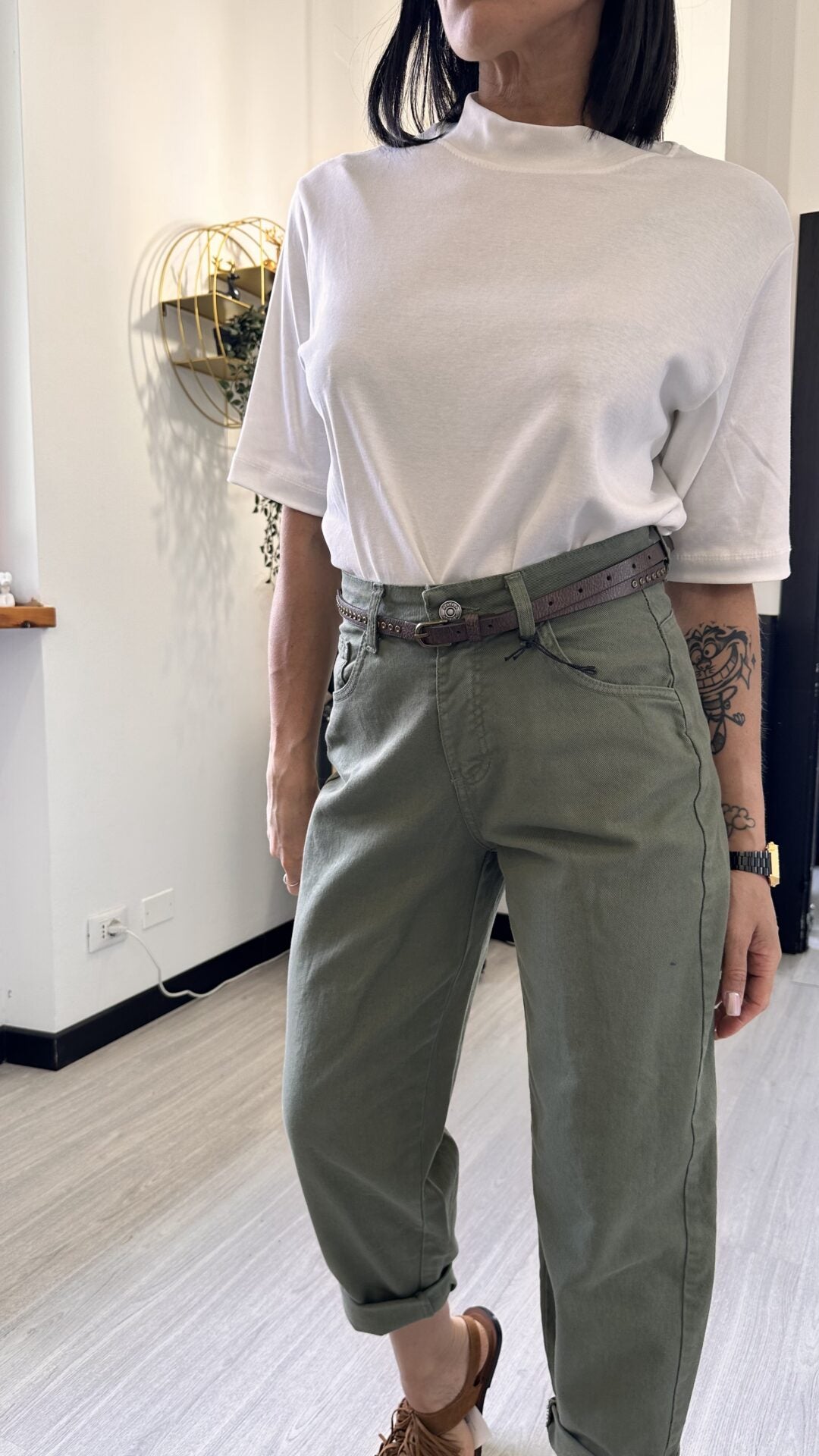 JEANS CON CINTURA MILITARE
