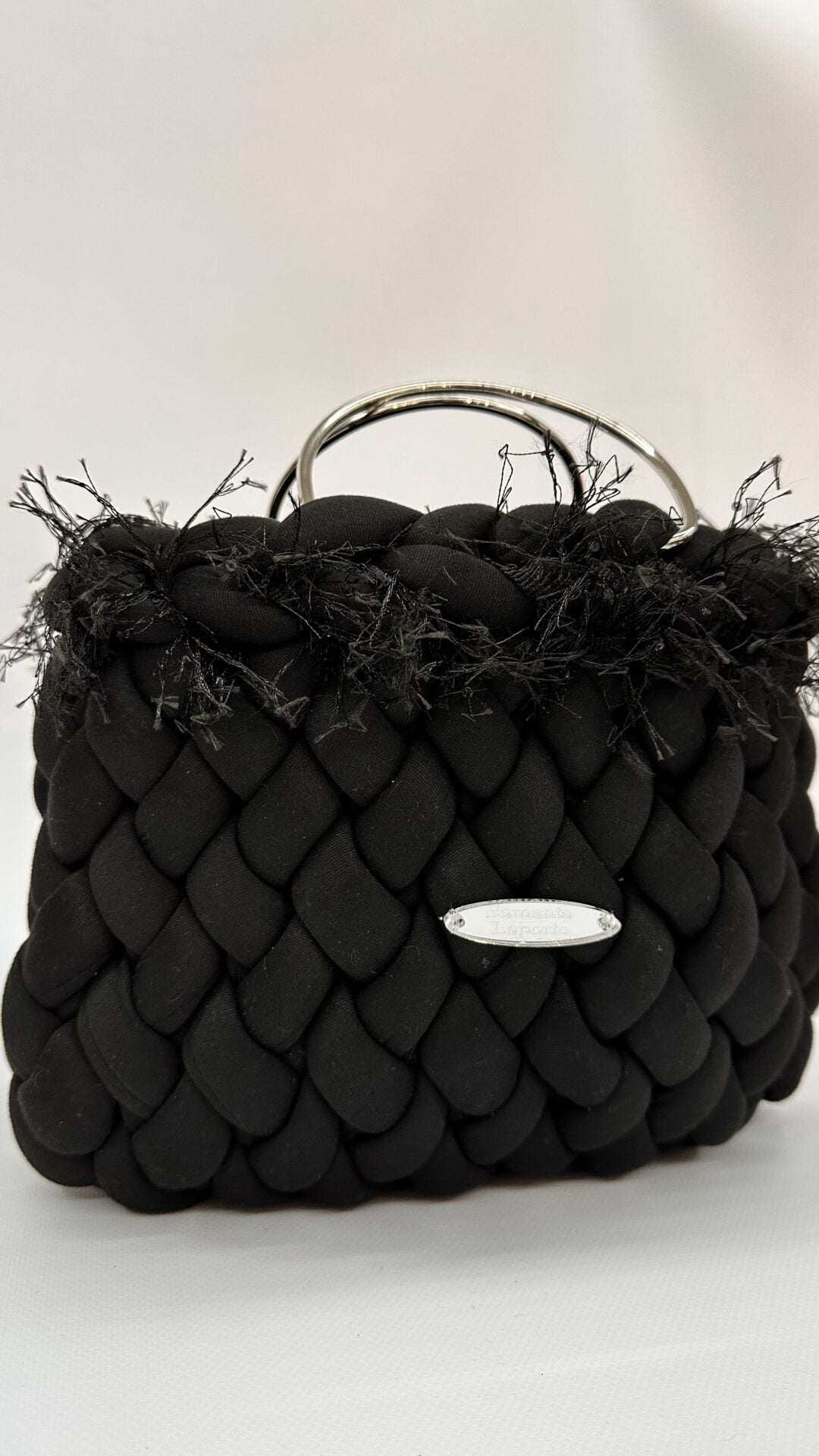 MINI BAG NERA CON FILI SFRANGIATI