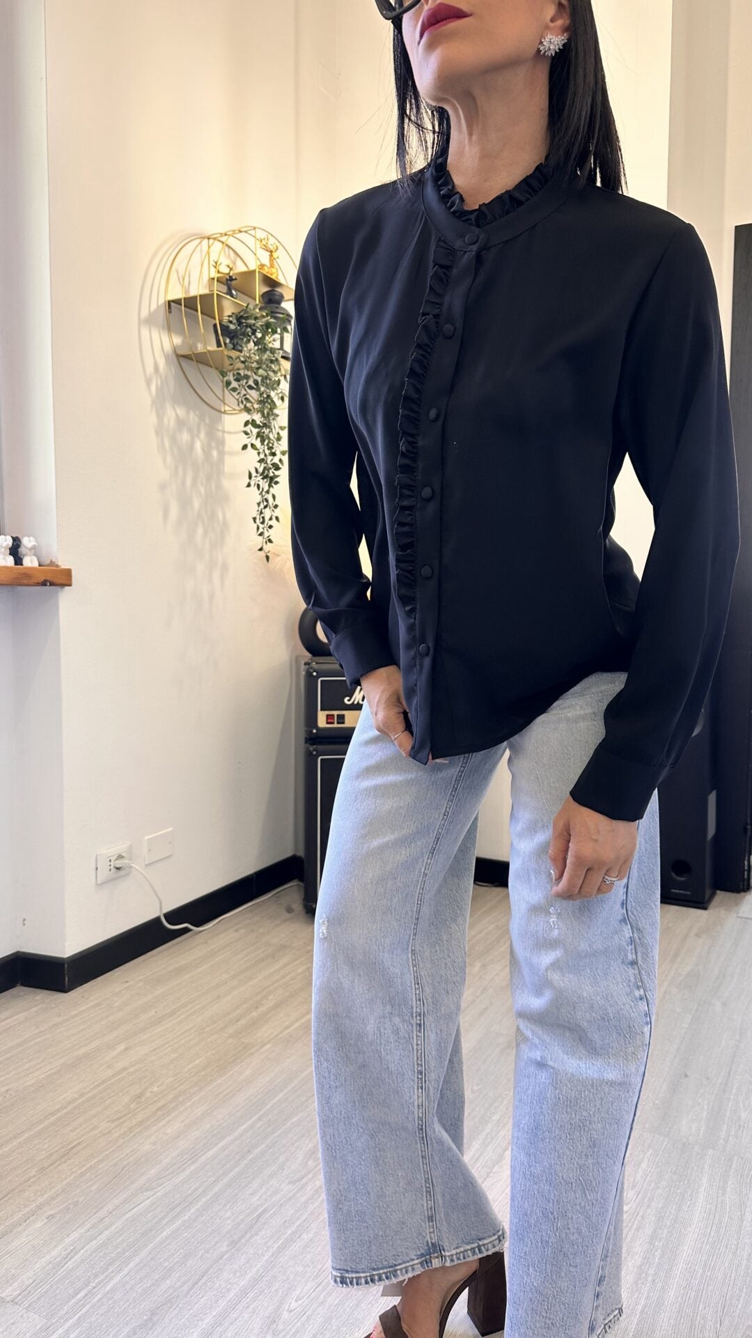 CAMICIA BOTTONI TONDI E FRUFRU NERA