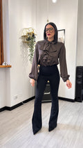 CAMICIA SIMIL RASO CON VOLANT MARRONE