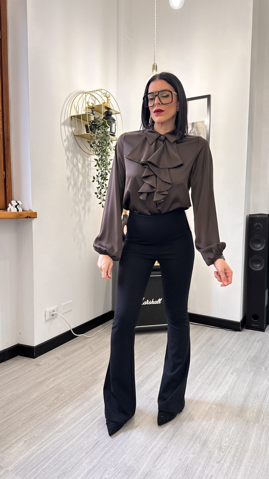 CAMICIA SIMIL RASO CON VOLANT MARRONE