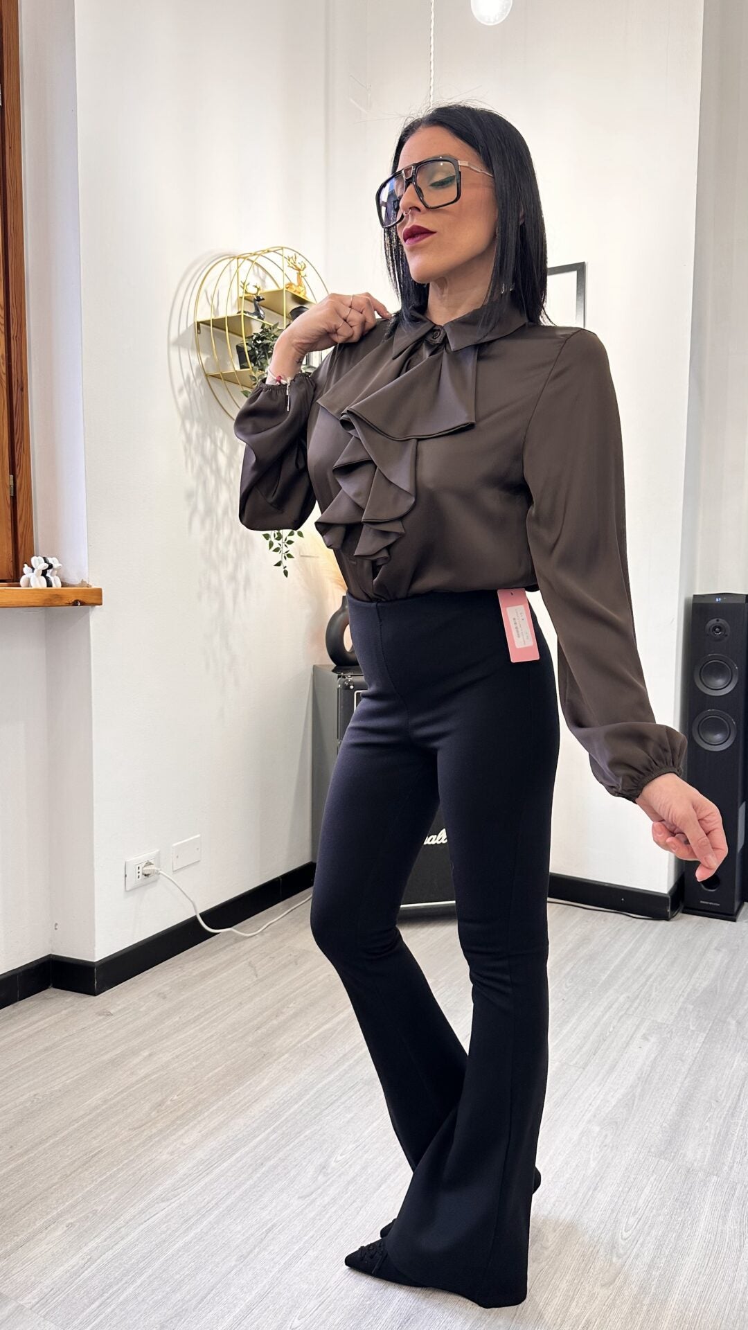 CAMICIA SIMIL RASO CON VOLANT MARRONE