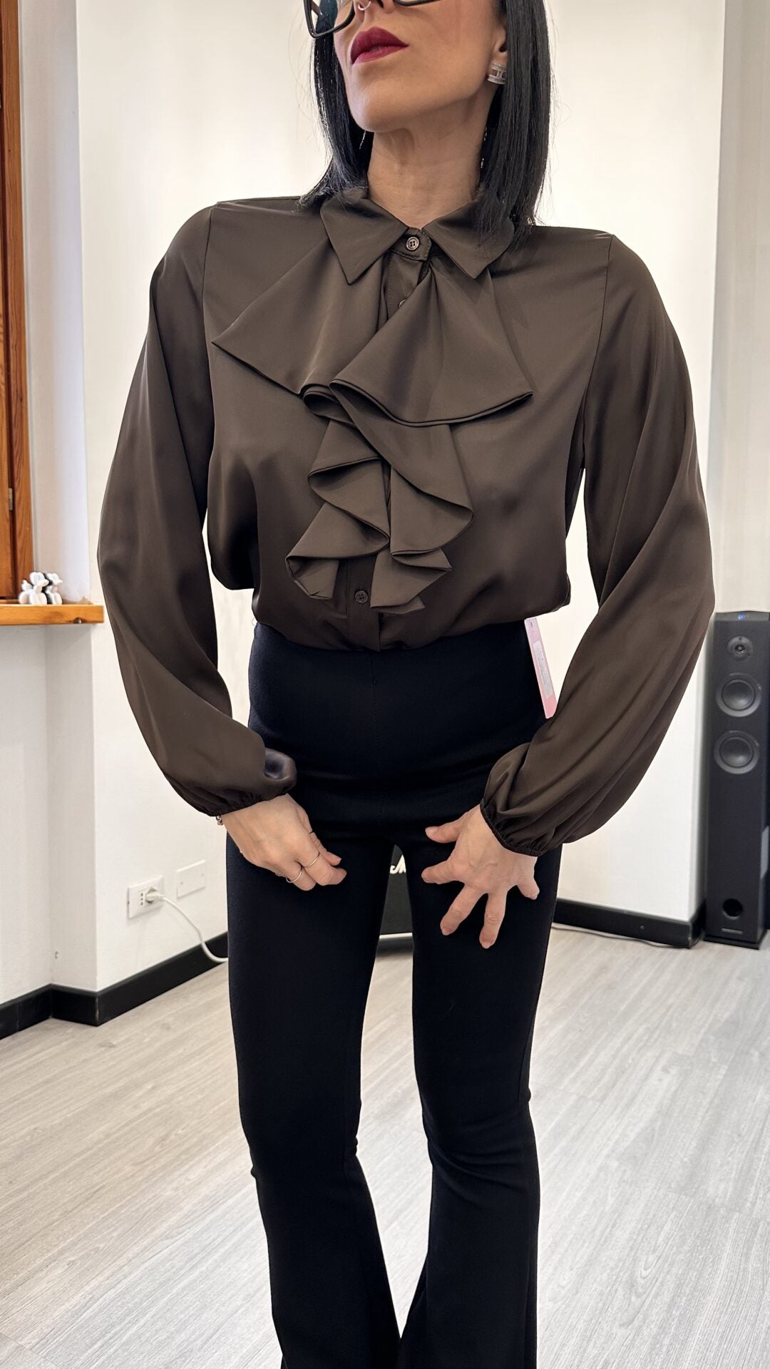 CAMICIA SIMIL RASO CON VOLANT MARRONE
