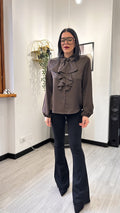 CAMICIA SIMIL RASO CON VOLANT MARRONE