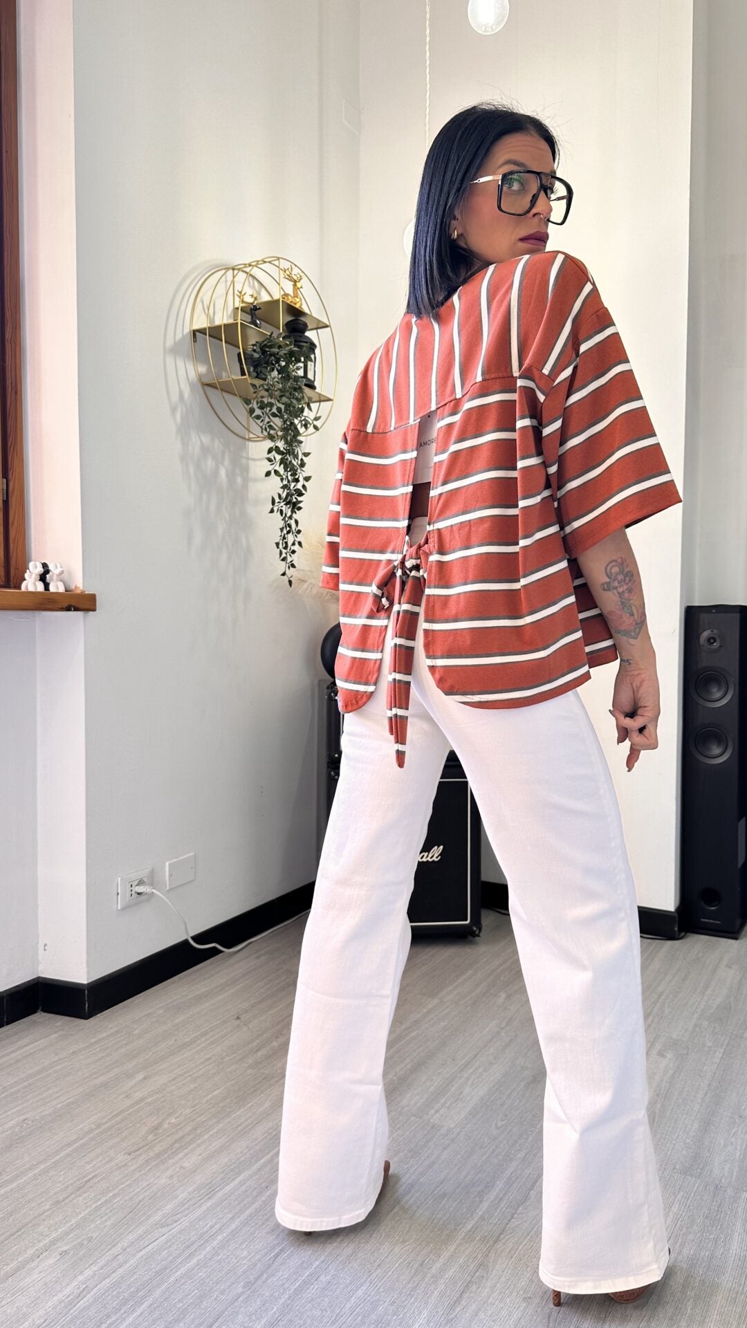 T-SHIRT A RIGHE APERTA SUL RETRO MATTONE
