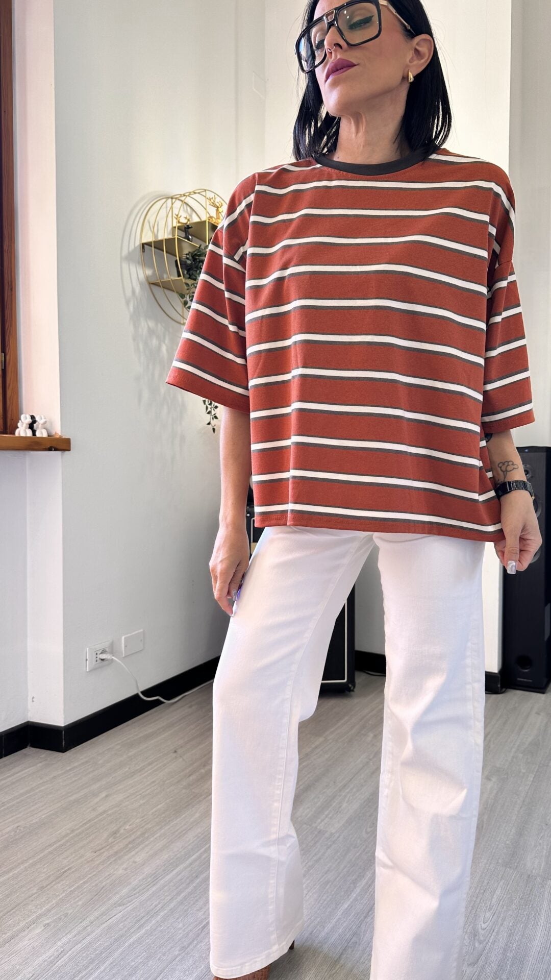 T-SHIRT A RIGHE APERTA SUL RETRO MATTONE