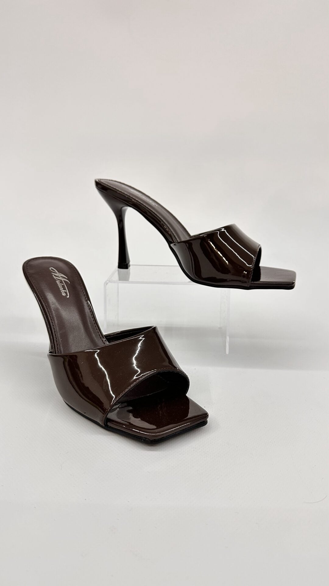MULES IN VERNICE MARRONE