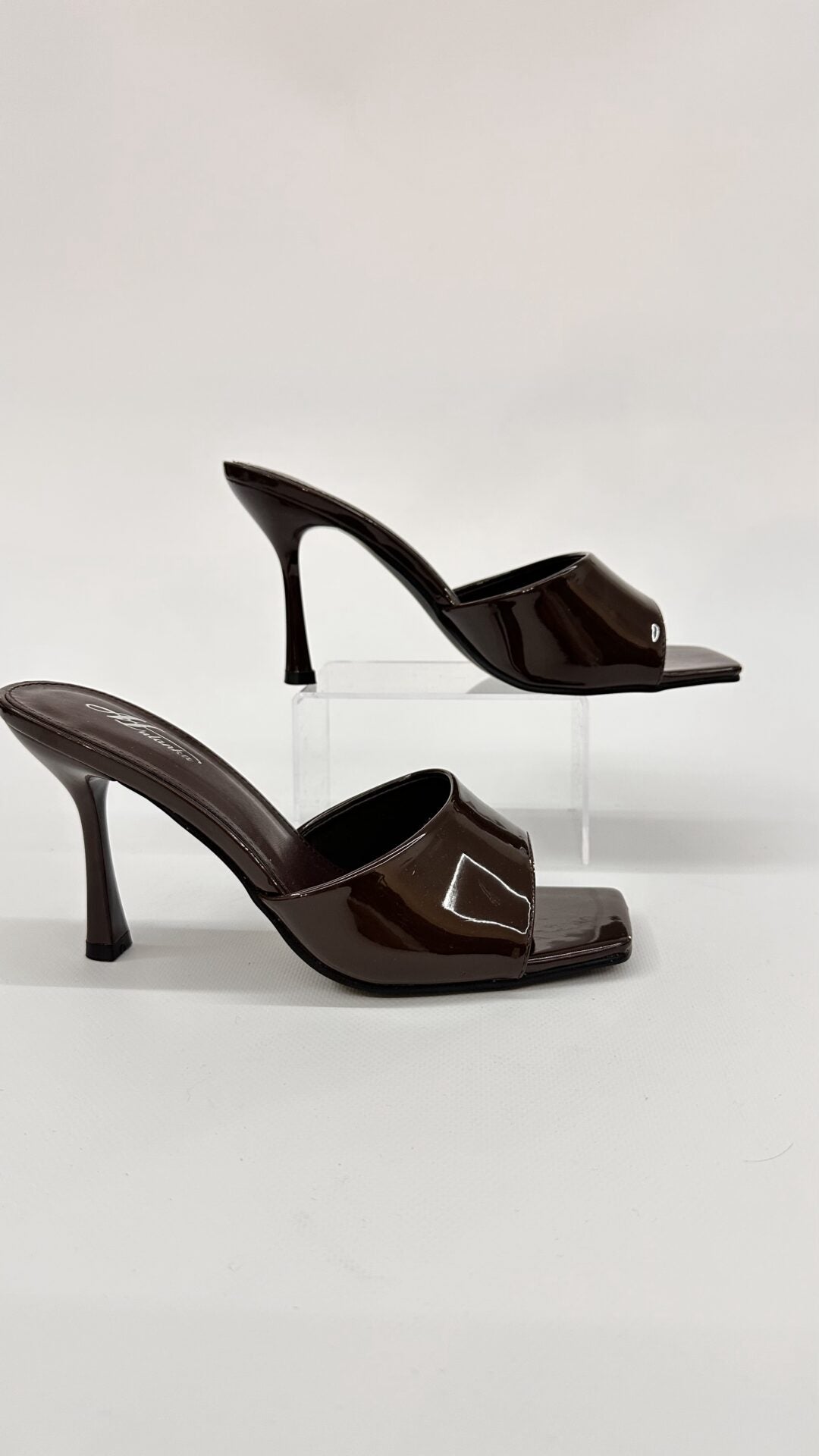MULES IN VERNICE MARRONE