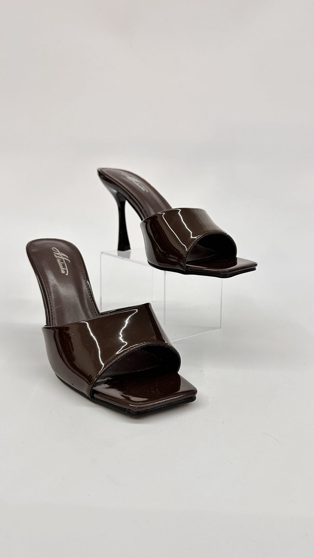 MULES IN VERNICE MARRONE