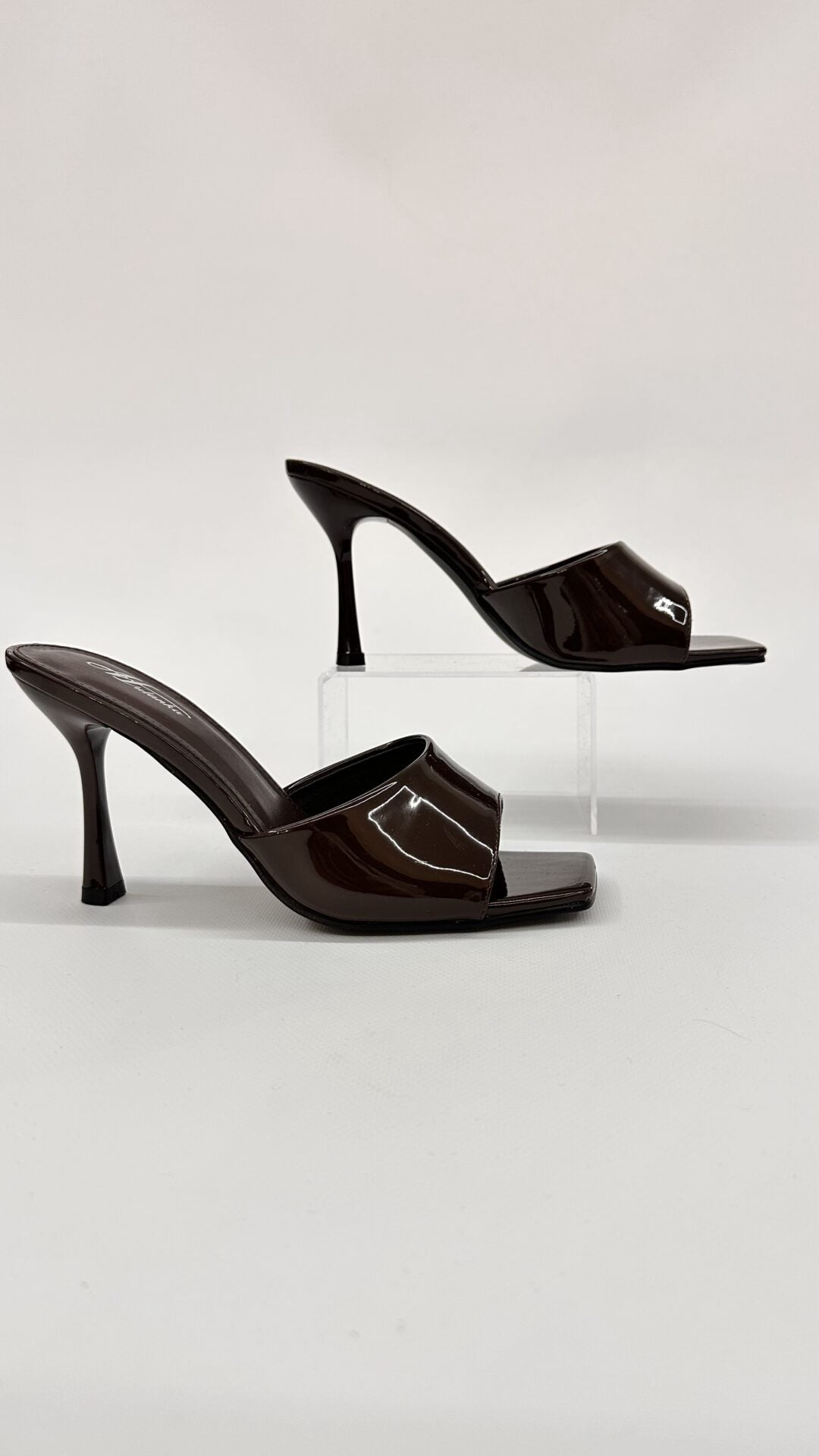 MULES IN VERNICE MARRONE