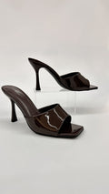 MULES IN VERNICE MARRONE