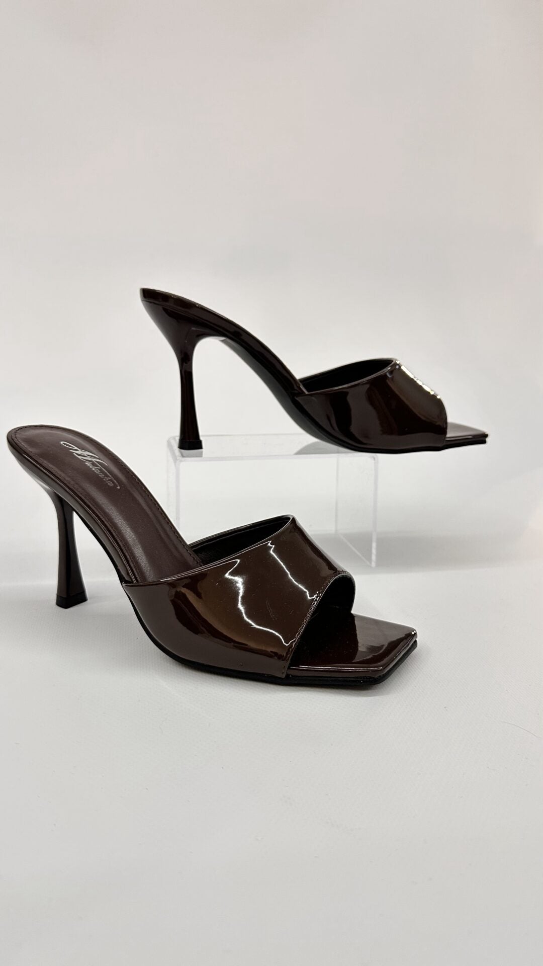 MULES IN VERNICE MARRONE