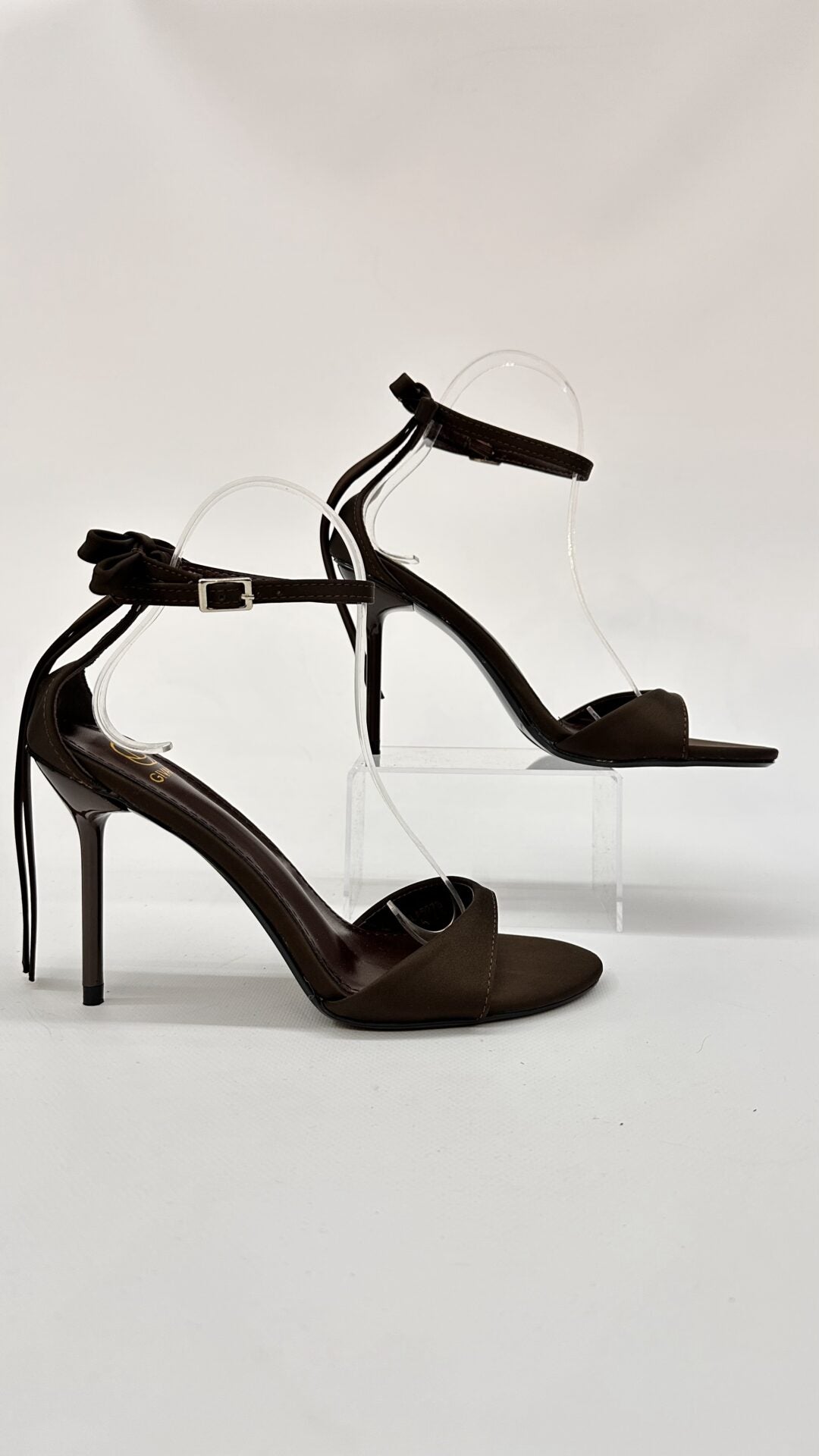 SANDALO CON FIOCCO SIMIL RASO MARRONE