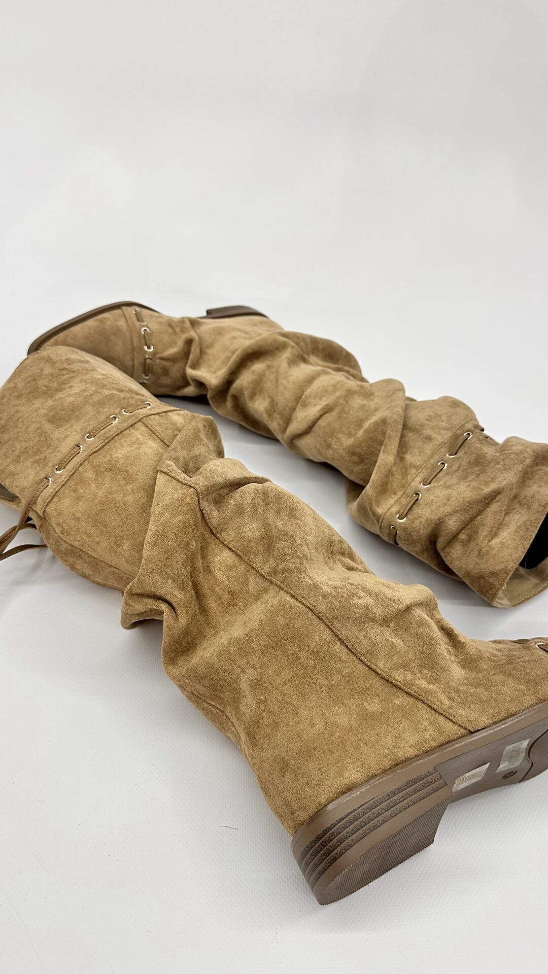 STIVALE SCAMOSCIATO CON LACCIO KAKI