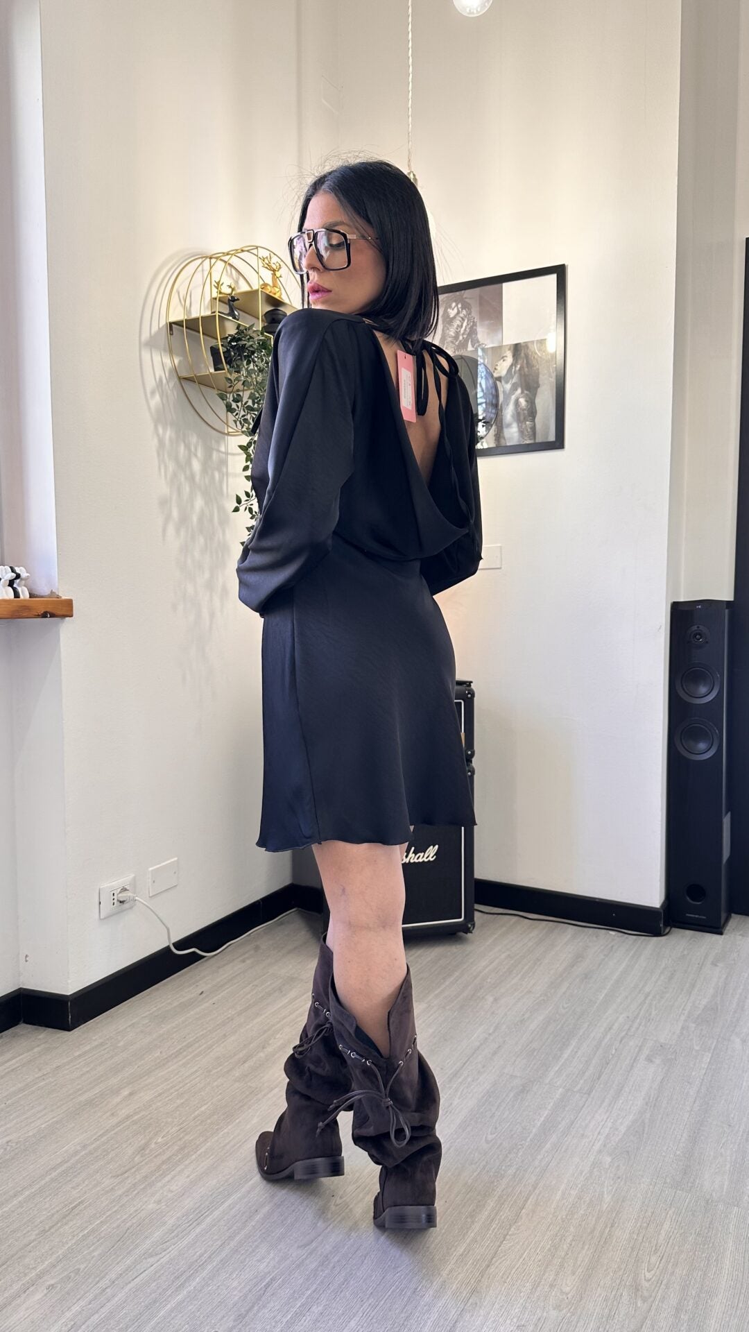 ABITO SCOLLO MORBIDO NERO