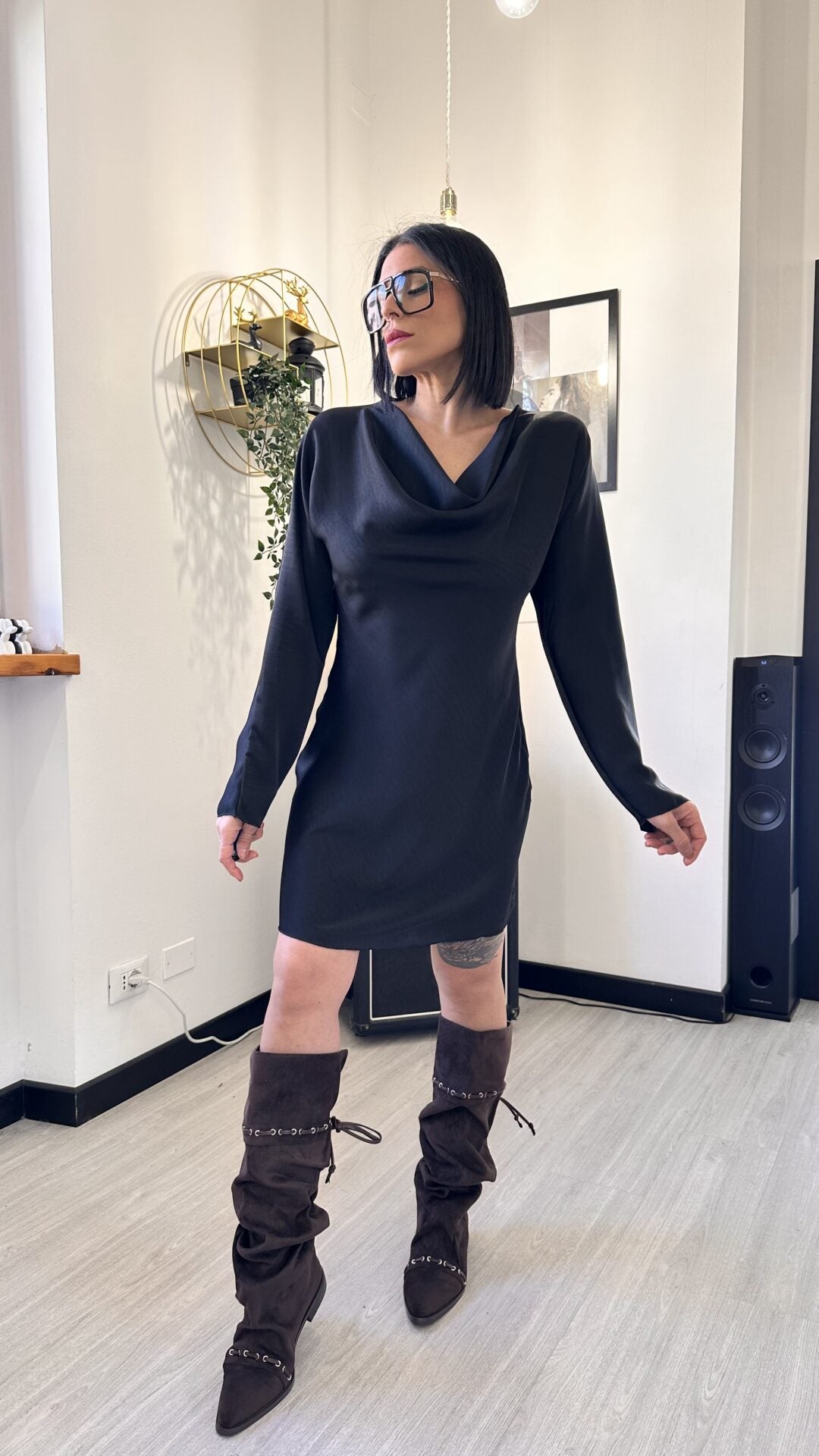 ABITO SCOLLO MORBIDO NERO