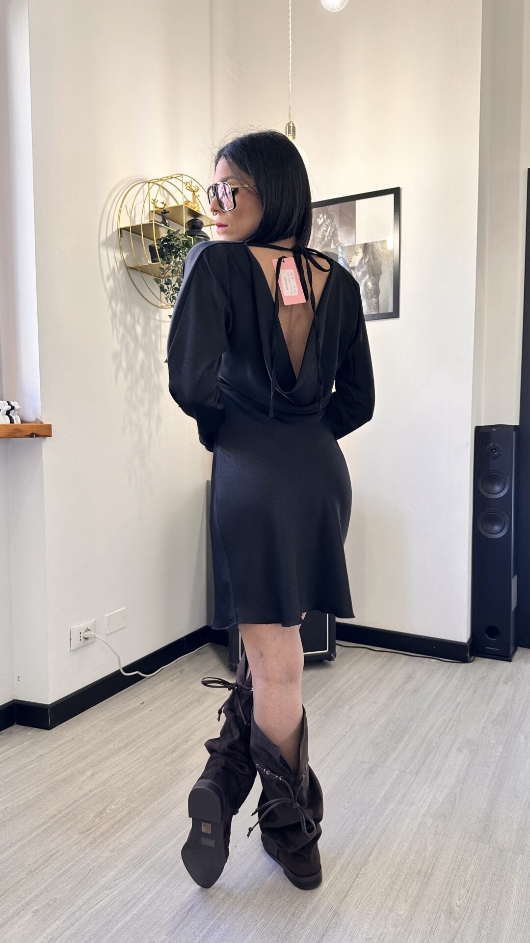 ABITO SCOLLO MORBIDO NERO