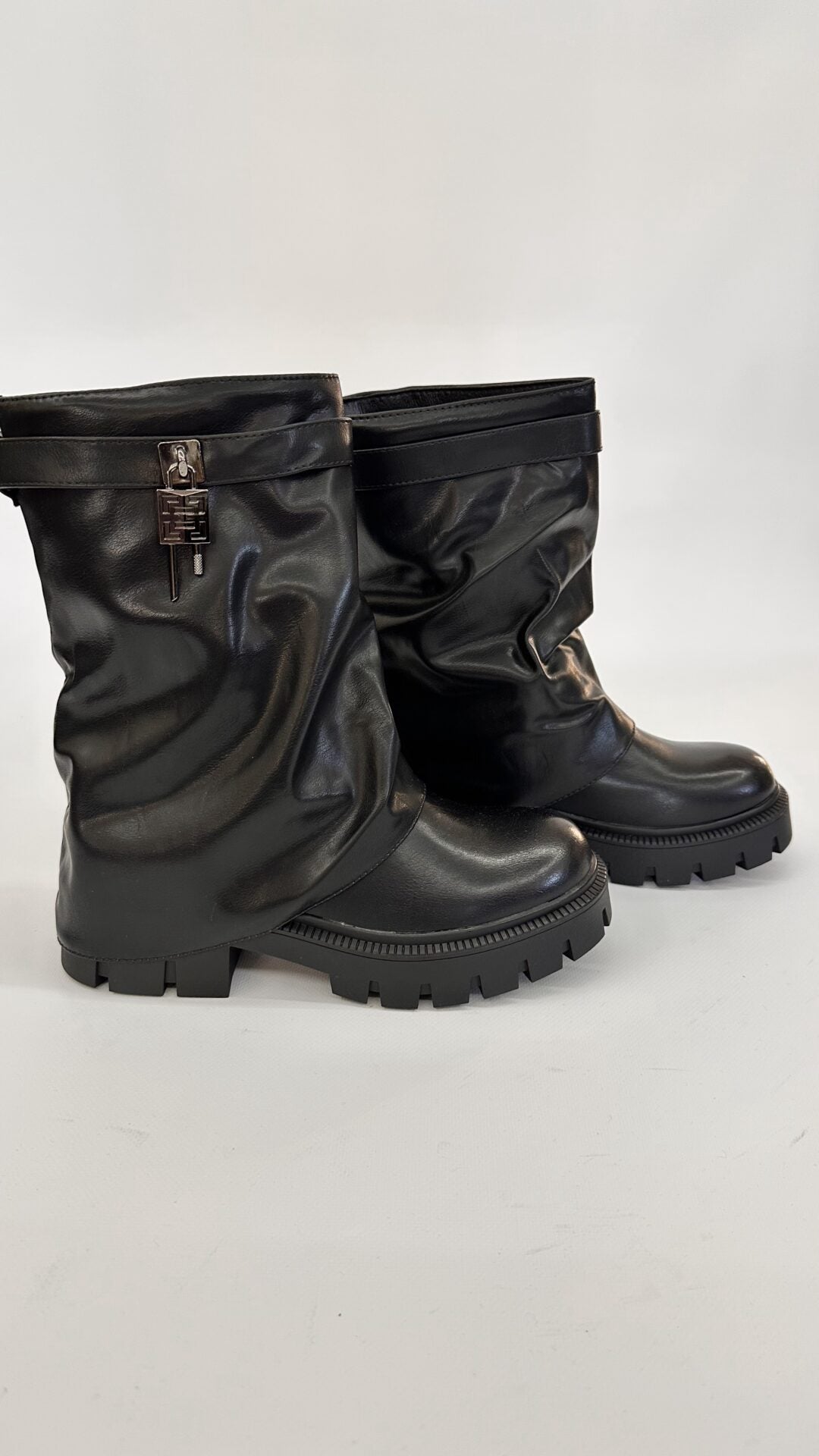 STIVALETTO RISVOLTATO LUCCHETTO NERO