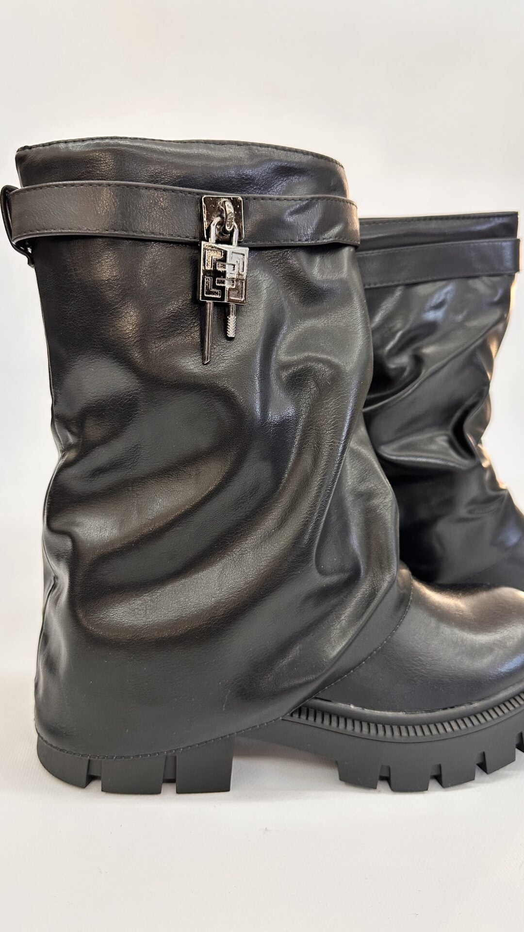 STIVALETTO RISVOLTATO LUCCHETTO NERO