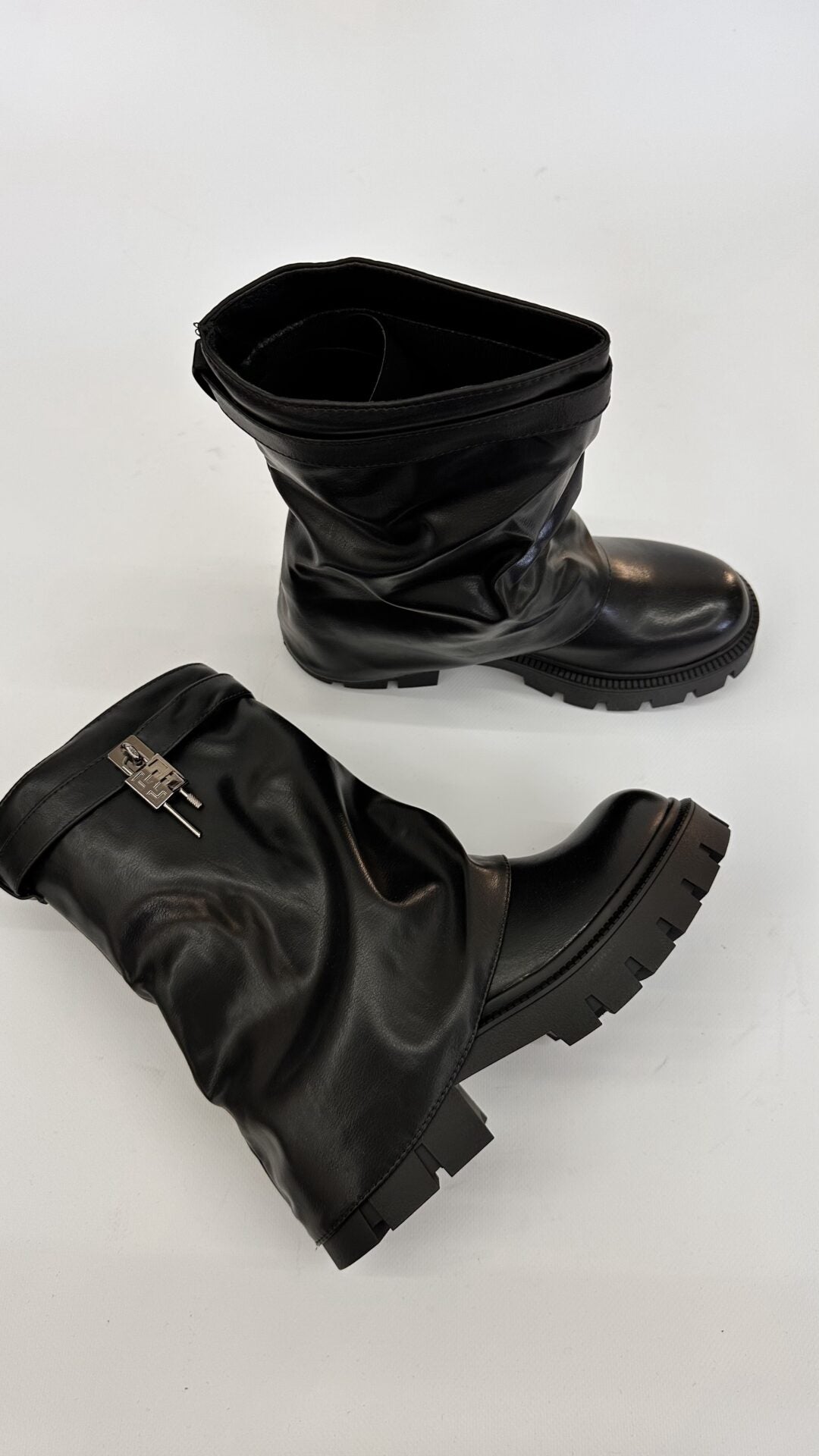 STIVALETTO RISVOLTATO LUCCHETTO NERO