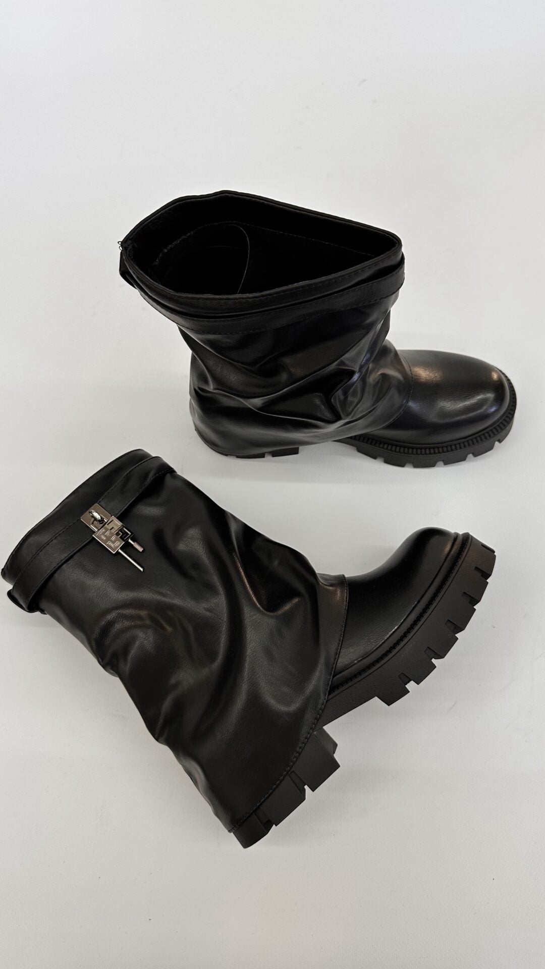 STIVALETTO RISVOLTATO LUCCHETTO NERO