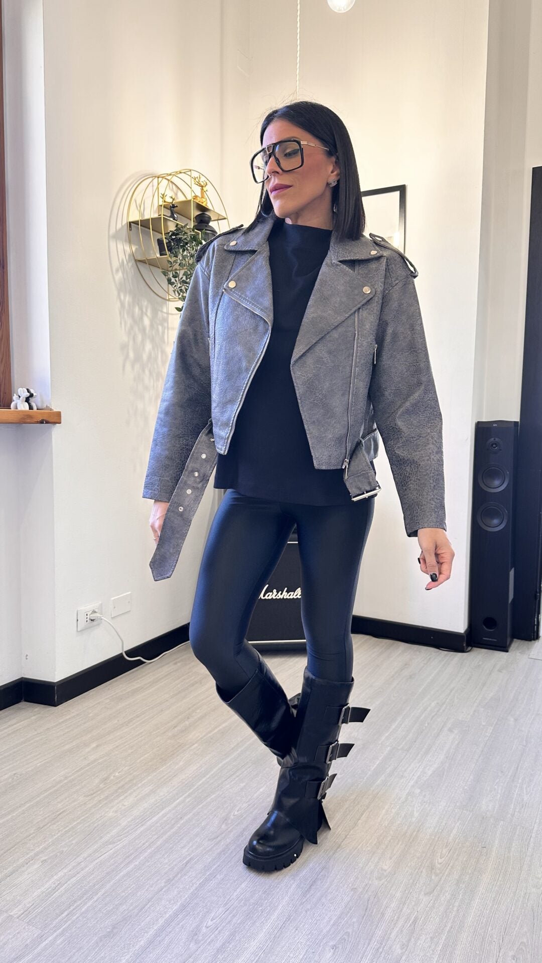 CHIODO SQUAMATO CON LACCI GRIGIO