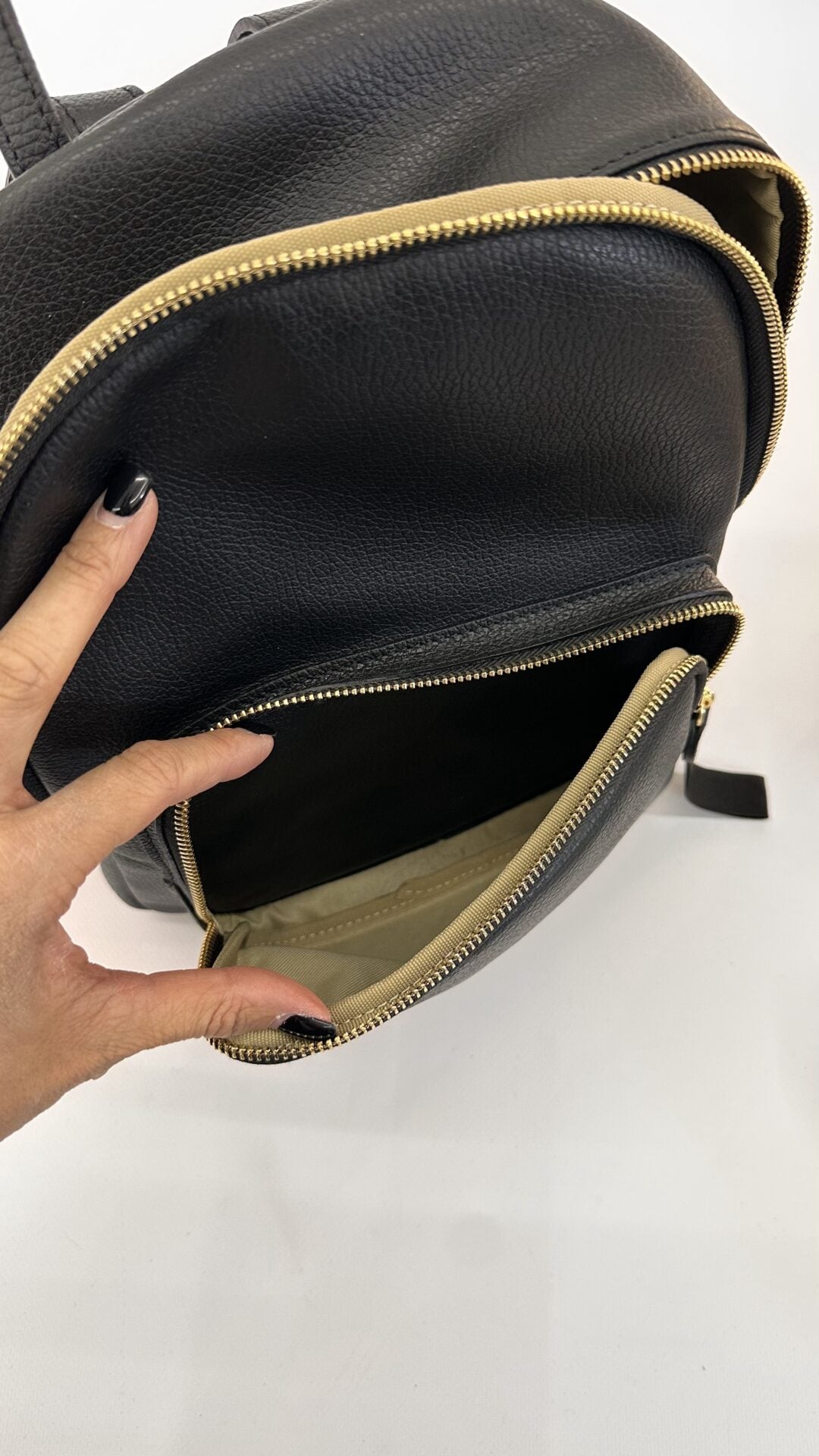 ZAINETTO NERO CON DETTAGLI ORO