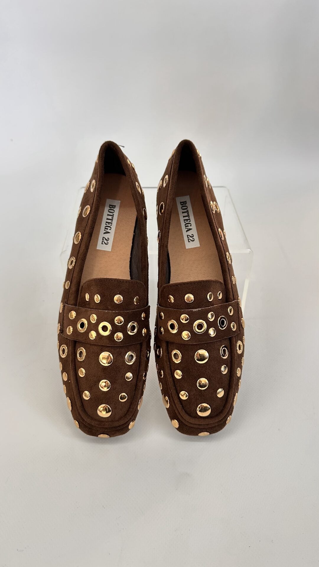 MOCASSINO CON BORCHIE MARRONE