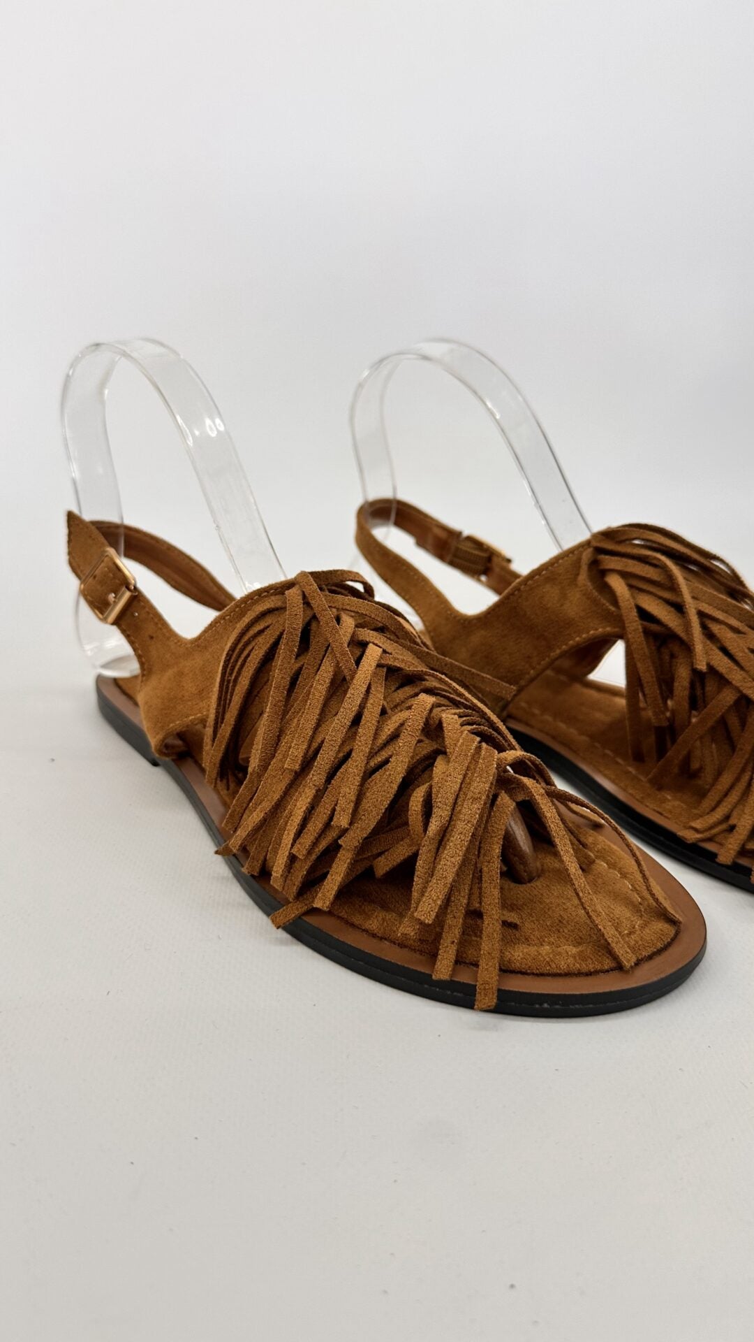 SANDALO INFRADITO CON FRANGE CAMEL