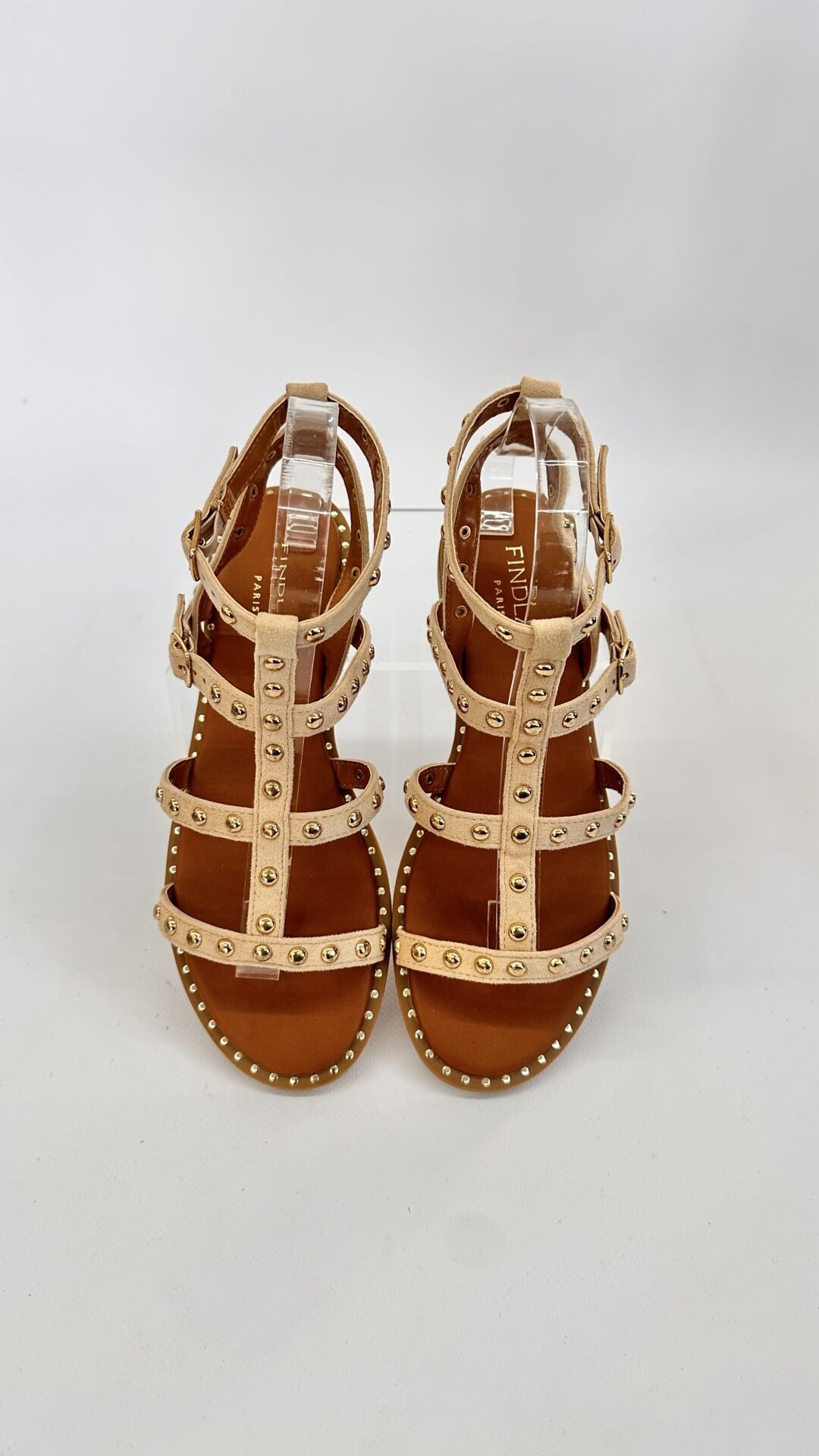SANDALO SCAMOSCIATO CON BORCHIE BEIGE
