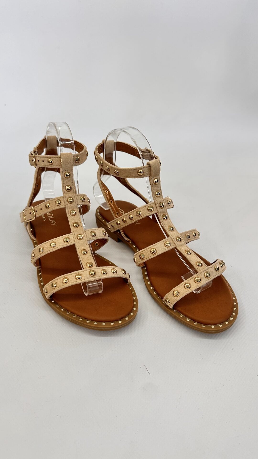 SANDALO SCAMOSCIATO CON BORCHIE BEIGE