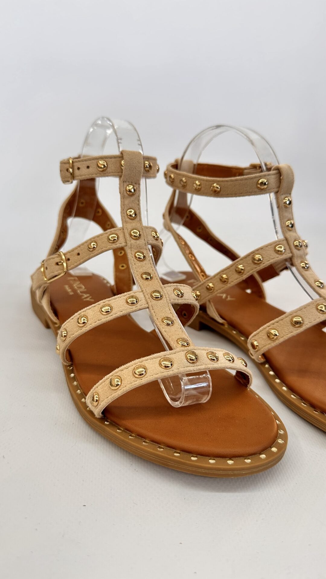 SANDALO SCAMOSCIATO CON BORCHIE BEIGE
