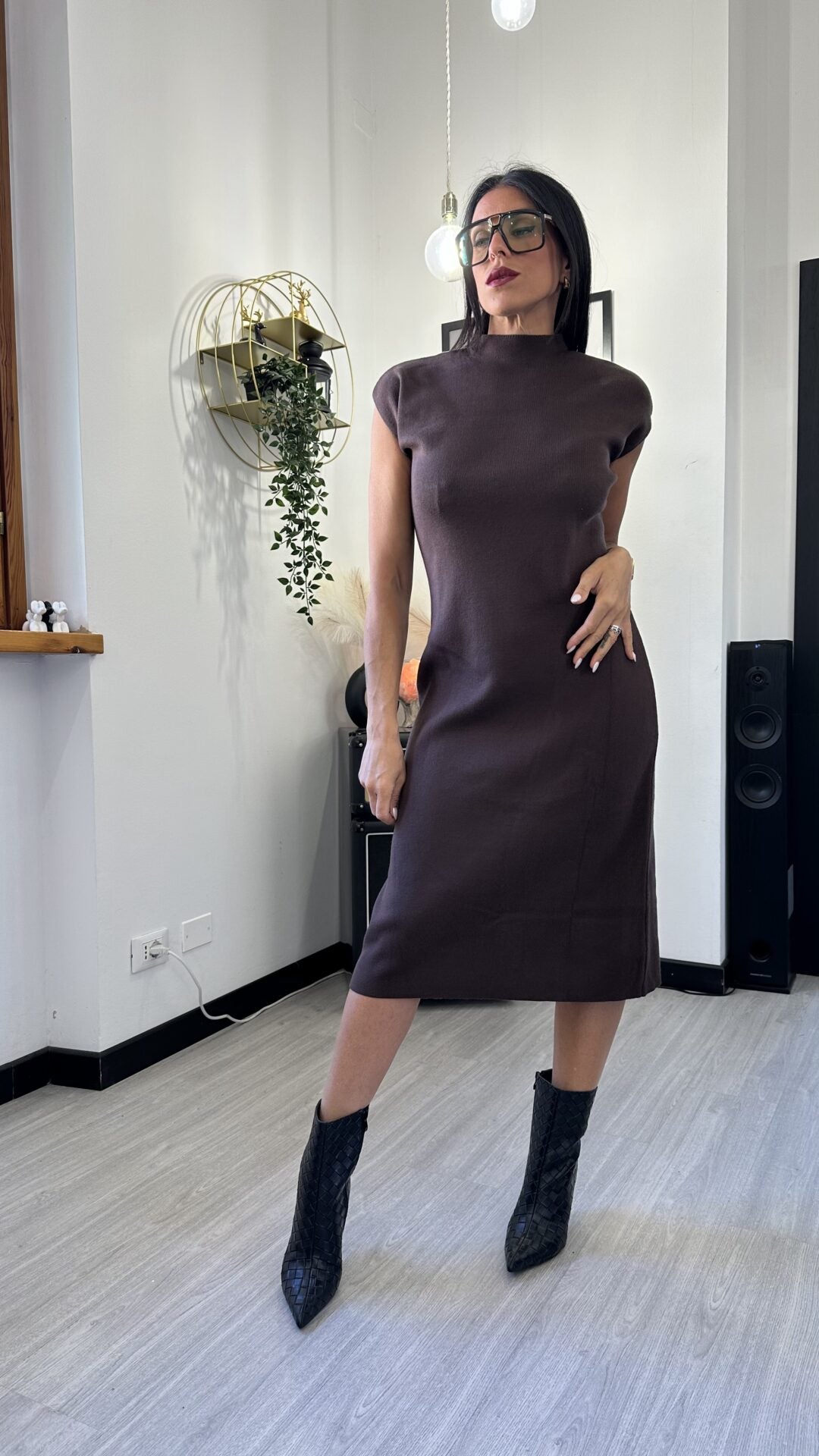 ABITO IN MAGLINA LUNGO SMANICATO MARRONE